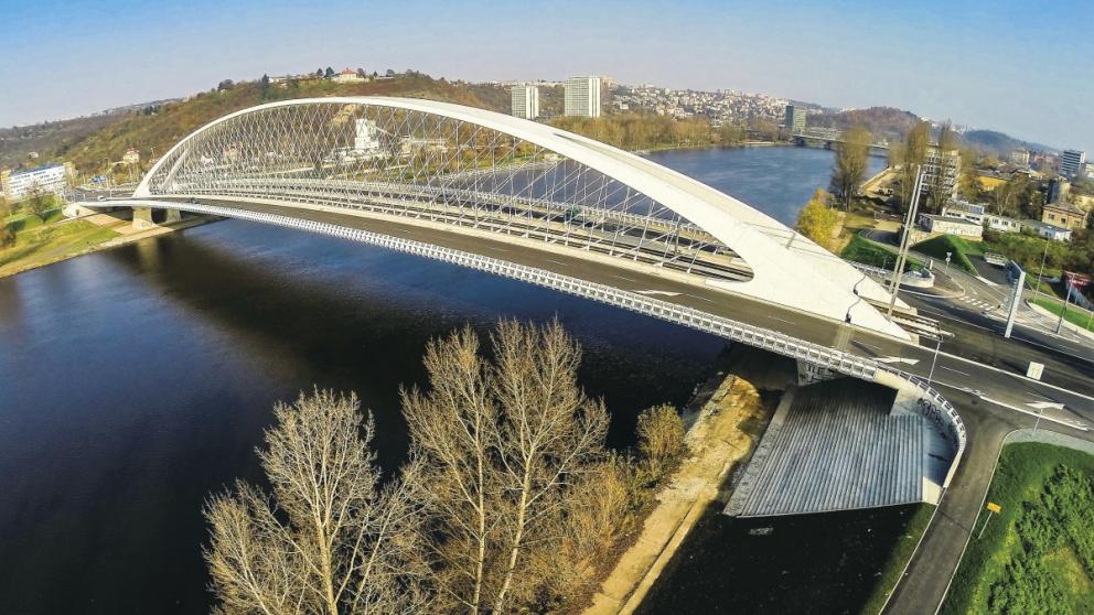 Síťová struktura táhel Trojského mostu v Praze