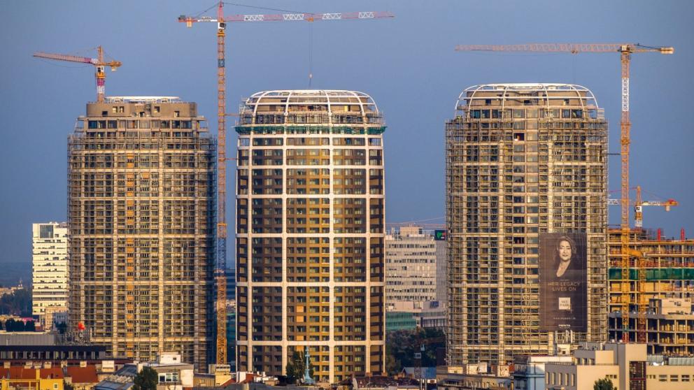 Pohled na tři výškové bytové budovy SKY PARK Residence ve výstavbě