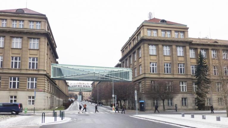 Společnost V – CON dokončuje unikátní krystalické lávky mezi budovami VŠCHT v Praze. Investice má dosáhnout 50 milionů korun.