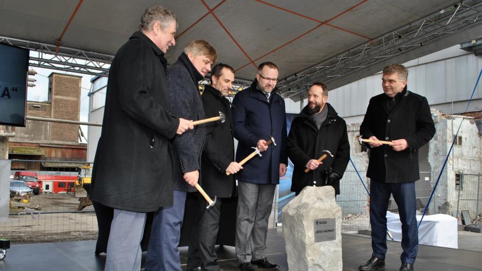 Momentka z poklepání základního kamene nových objektů v areálu Škoda Vagonka