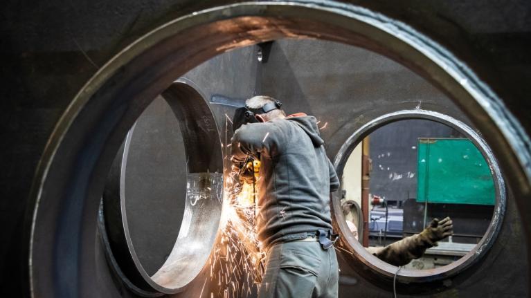 Největší ocelová vrata se svařují v Metrostavu