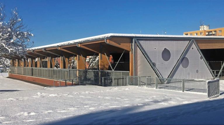 Sportovní areál v Dobřanech – dřevěná konstrukce střechy zavětrována ocelovými táhly