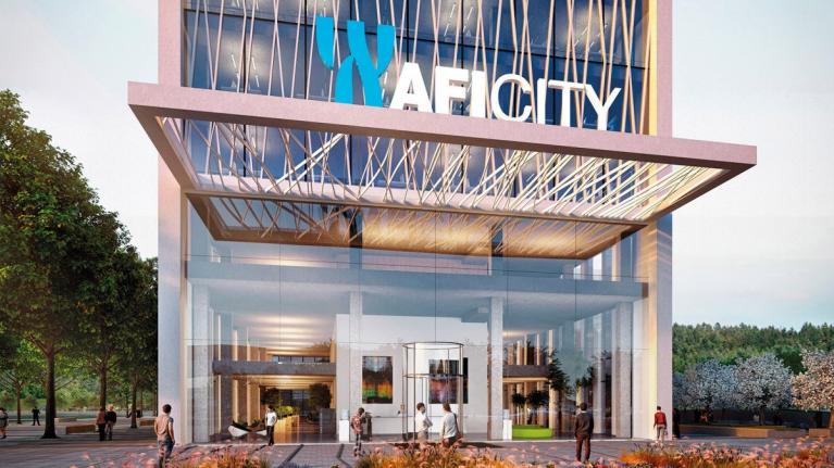 První kancelářská budova v AFI City má zbrusu nový plášť – unikátní modulovou fasádu s perleťovým efektem