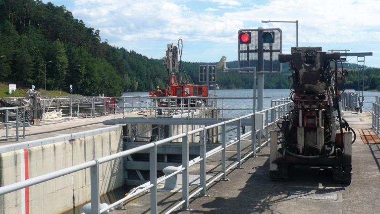 Práce na zabezpečení vodního díla Hněvkovice před účinky velkých vod intenzivně pokračuje