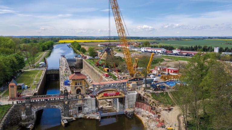 Montáž ocelové konstrukce a vystrojení zvedacího mostu Plavební komory Hořín
