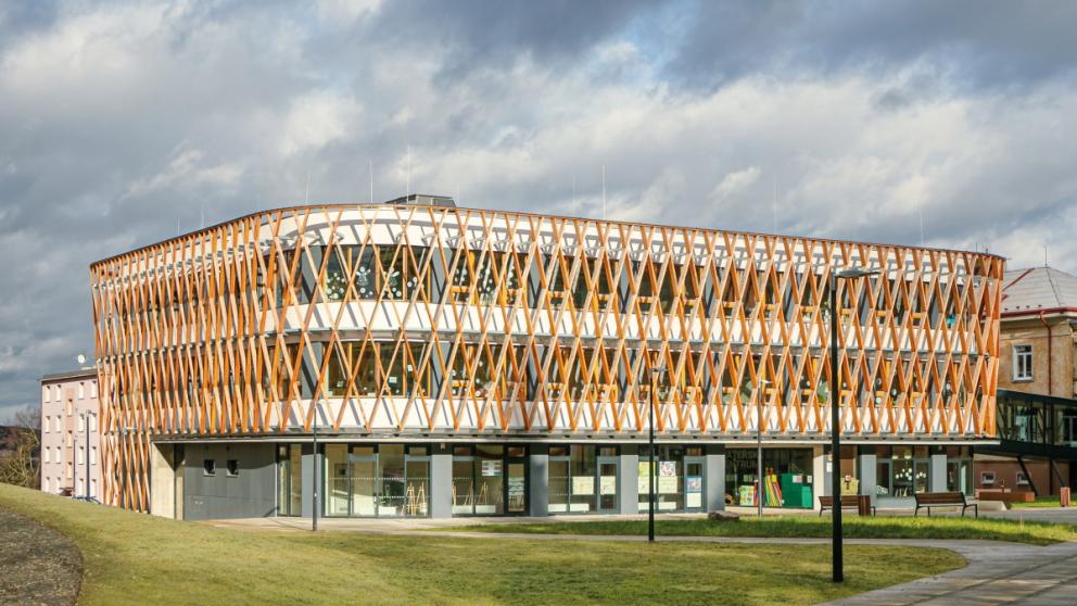 Celkový pohled na nový pavilon základní školy v Mníšku pod Brdy (Foto: Jiří Lízler)