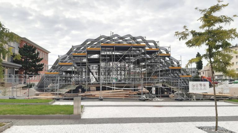 Ocelová konstrukce zastřešeného pódia ve Veselí nad Moravou