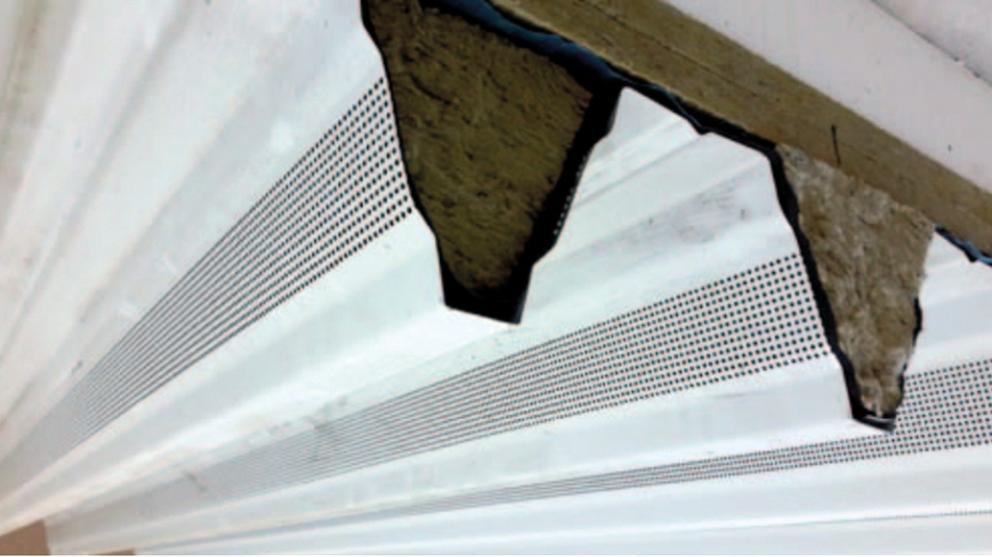 Detail akusticky pohltivé střechy s perforovaným TR plechem ISOVER ROOF ACOUSTIC