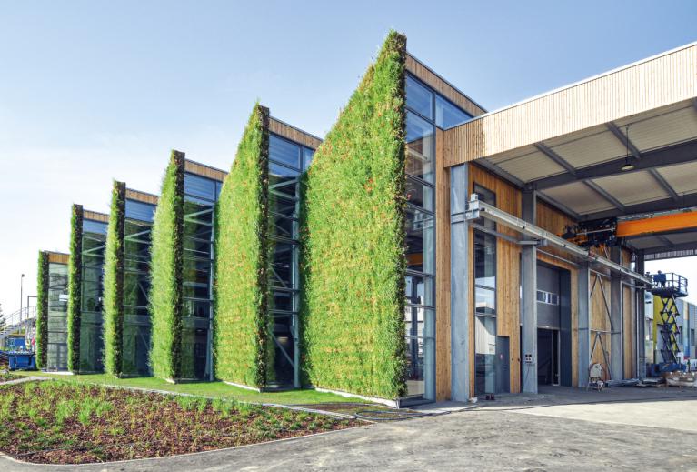 Ocelová konstrukce obrostlá zelení – unikátní zelená budova mění koncept stavění industriálních hal