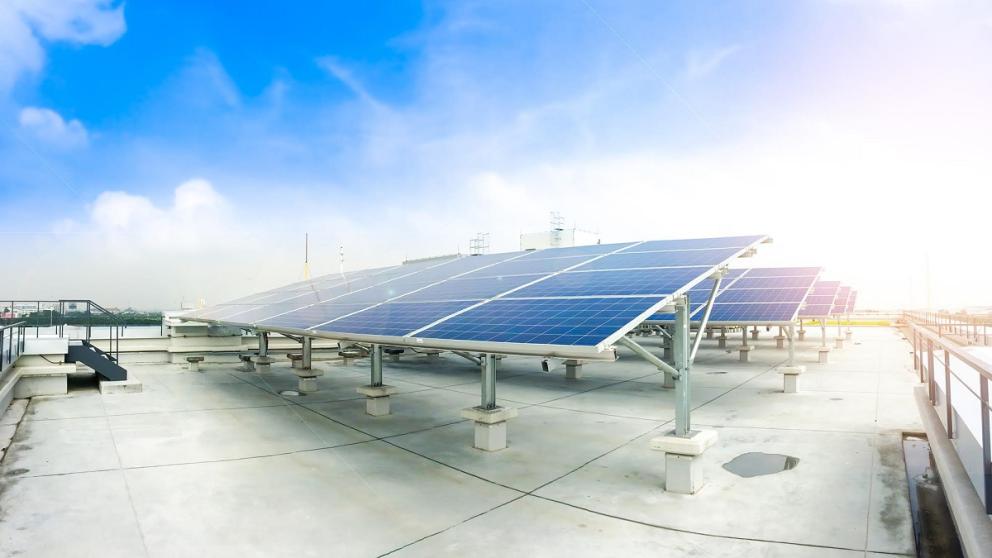 Fotovoltaická elektrárna na střeše bytového komplexu