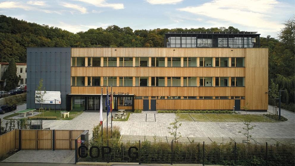 Budova střední školy Českobrodská v Praze 9 jako první získala zlatý certifikát SBToolCZ a je ji tak možné označit za udržitelnou, chytrou a energeticky pozitivní.
