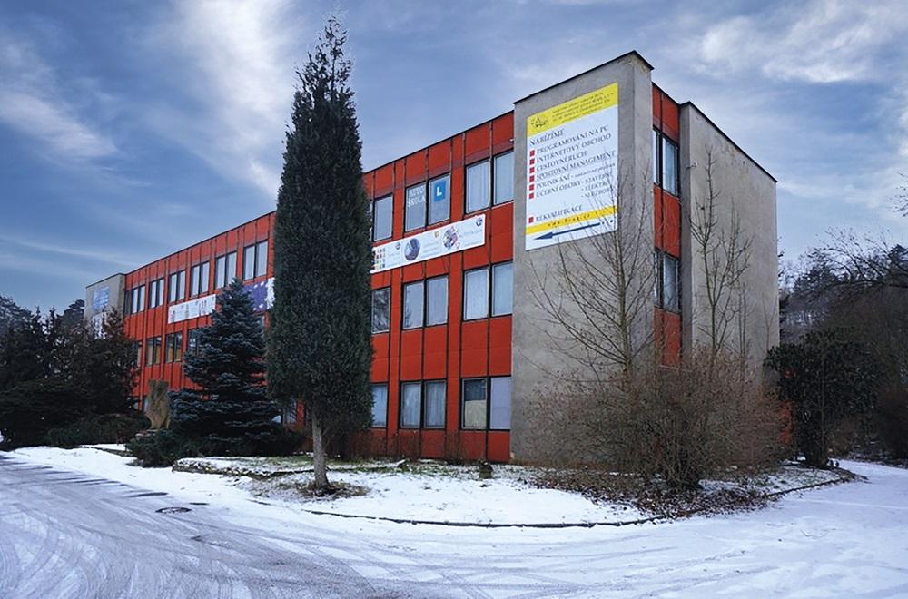 Původní stav budovy střední školy Českobrodská v Praze 9. Část byla vystavěna v systému KORD v 70. letech 20. století.