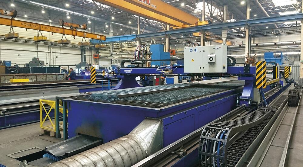 Do továrny Peikko Slovakia se dovážejí ocelové pláty o 12 metrech délky, dvou metrech šířky a max. 70 mm výšky.