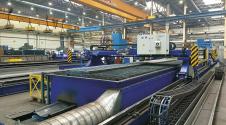 Do továrny Peikko Slovakia se dovážejí ocelové pláty o 12 metrech délky, dvou metrech šířky a max. 70 mm výšky. Ocel, kterou zde používají, je podle slov ředitele výroby Mariána Miklóse z 90 procent recyklovaná.