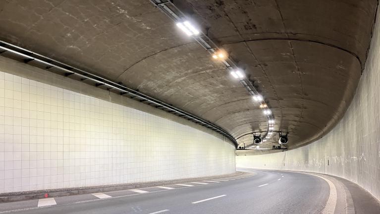 Chytré LED svítí řidičům na cestu Zlíchovským tunelem