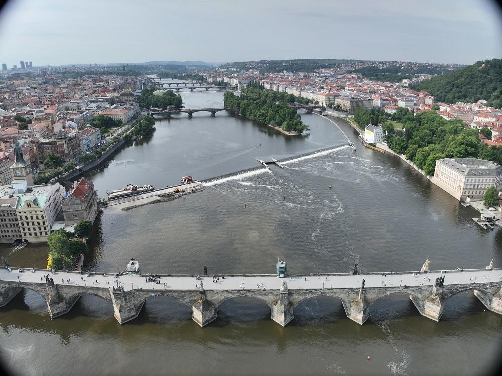 Šikmý, více než 320 metrů dlouhý jez leží mezi Sovovými mlýny a Novotného lávkou. Pochází ze 13. století a s konstrukcí tzv. pražského typu byl vzorem pro další stavby v korytech řek v širokém okolí.