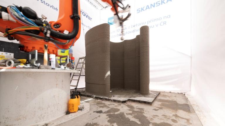 3D tisk z betonu poprvé na stavbě bytového domu v ČR, robot vytiskl místnost za dvě hodiny