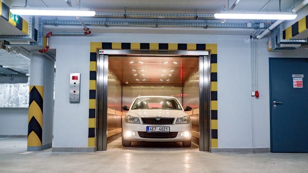 Doprava vozidel pomocí autovýtahů je samostatné odvětví ve výtahové technice z hlediska specifických požadavků na provoz, prostor i navazující situační souvislosti autovýtahu.
