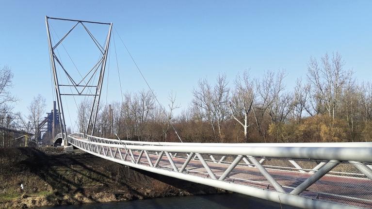 Nová lávka pro pěší a cyklisty v Dolní oblasti Vítkovic přemosťuje vlečkové kolejiště a řeku Ostravici