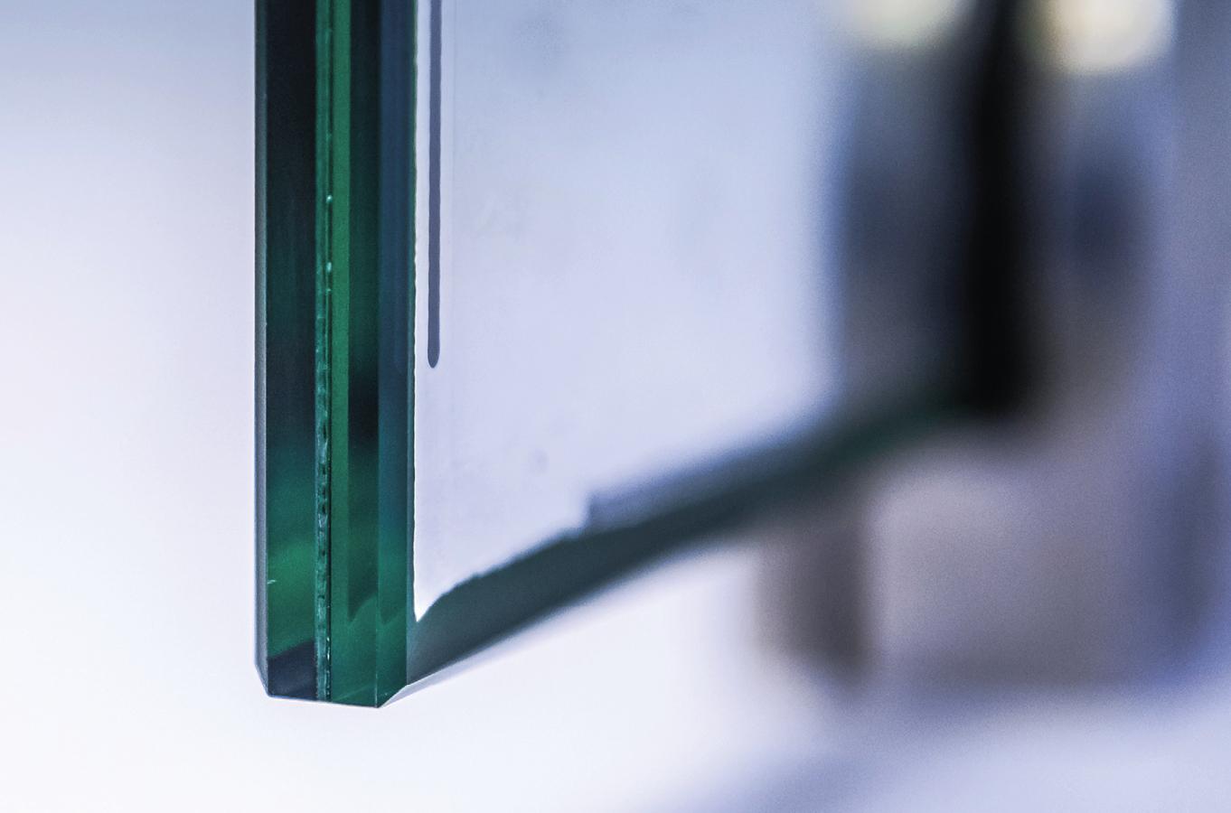 Minimalizovaná tloušťka skla usnadňuje přepravu i instalaci.