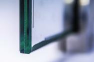 Minimalizovaná tloušťka skla usnadňuje přepravu i instalaci.