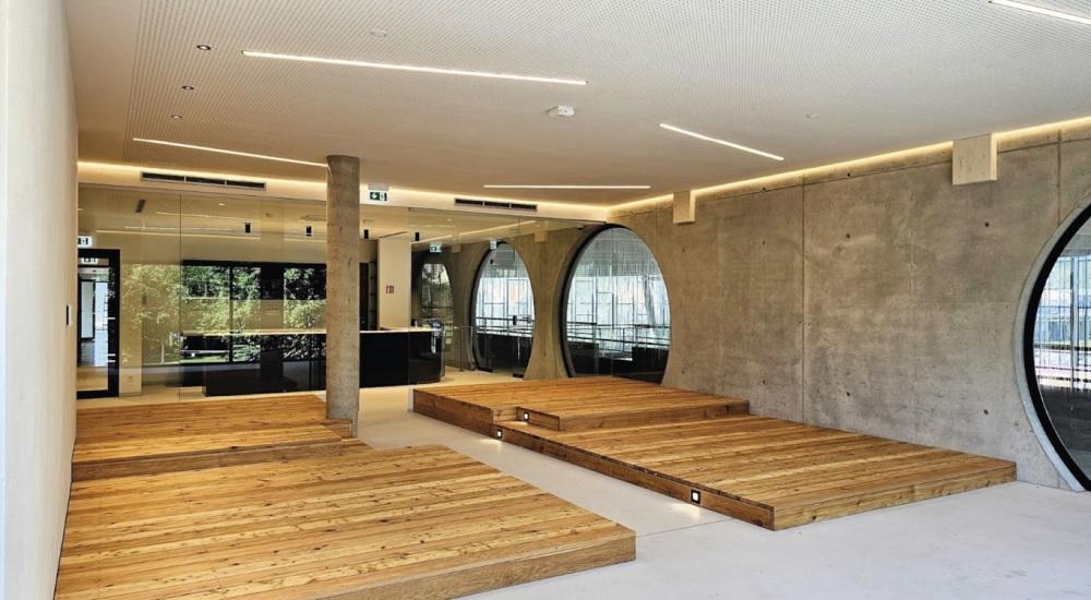 Puristický design: Kombinace dřeva, skla a betonu propůjčuje stavbě moderní a současný  vzhled a dodává jí charakter a originalitu.