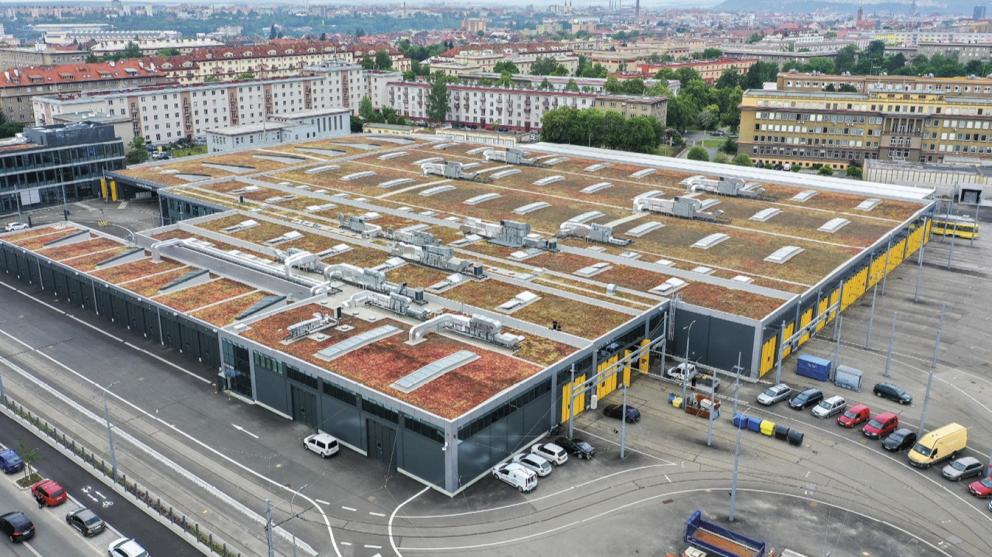 Extenzivní střecha o rozloze tří fotbalových hřišť: Jedna z největších zelených střech v Česku vyrostla na nové tramvajové vozovně v Plzni na Slovanech.