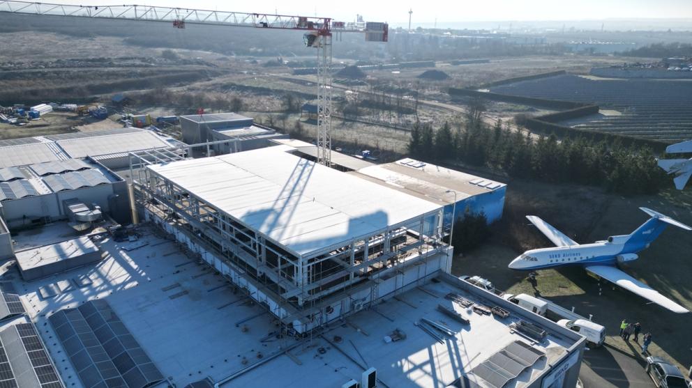 Navržená a realizovaná nástavba průmyslové haly SEKO Aerospace v Lounech je složená z ocelových rámů z válcovaných profilů se samostatnou konstrukcí podlahy nad původní konstrukcí střechy.