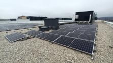Velká střešní fotovoltaická elektrárna zahrnuje 222 panelů, které dosahují instalovaného výkonu 100 kW.