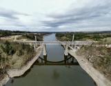 Nový železniční most přes Orlík roste v osové vzdálenosti pouhých devíti metrů od původního ocelového mostu z 19. století