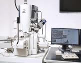 Skenovací transmisní elektronový mikroskop JEOL JSM-7610F Plus s EDS rtg-mikroanalyzátorem.