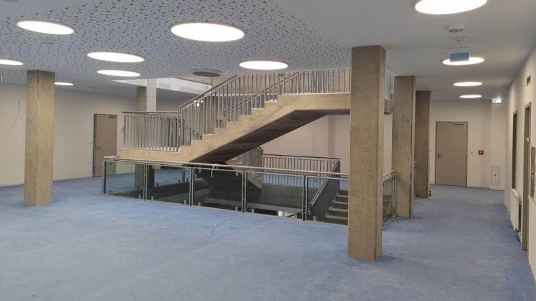 Metrostav DIZ dokončuje v Brně školu s „bradavickým“ schodištěm