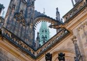 Historické objekty nejsou zpravidla  vybaveny hasicím zařízením. Zajímavostí ale je možnost hašení dřevěných konstrukcí věže katedrály sv. Víta a Vojtěcha  právě v areálu Pražského hradu.