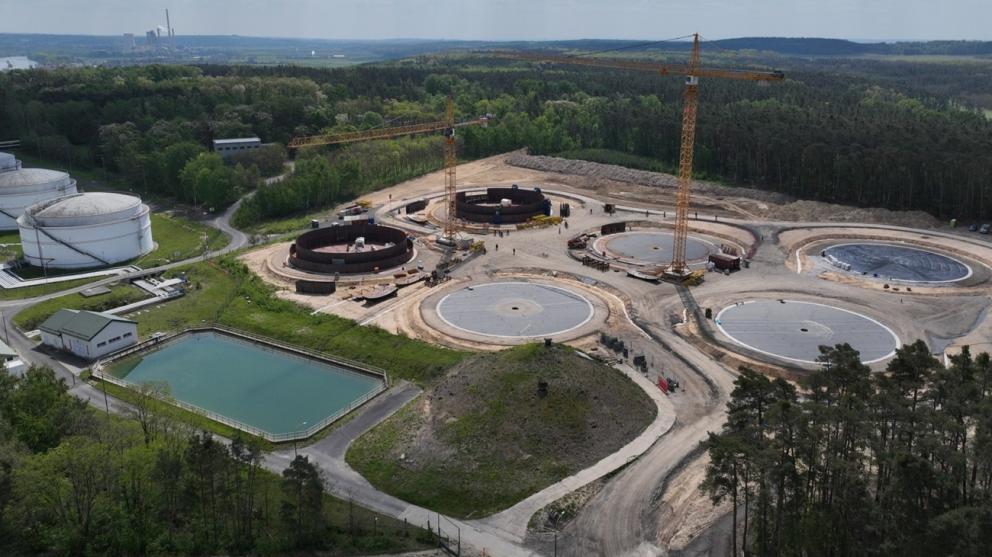 Areál ČEPRO v Hněvicích na Litoměřicku, v němž se skladuje benzin a nafta, se rozšiřuje o šest nových nádrží s kapacitou po deseti milionech litrů.