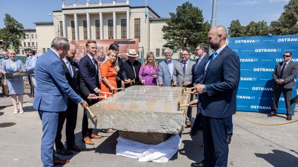 Slavnostní akt k poklepání základního kamene koncertního sálu. Foto: Jiří Zerzoň