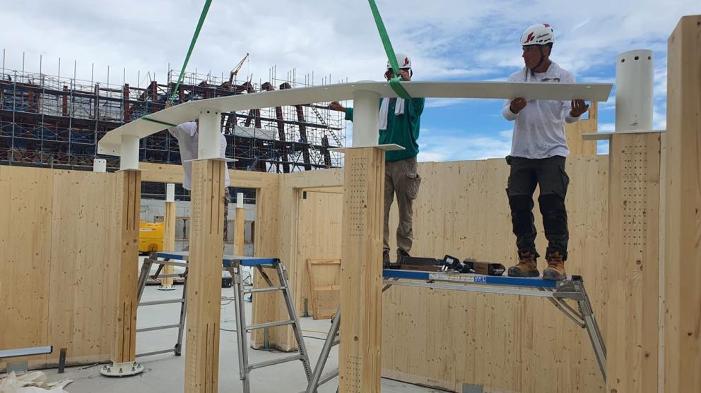 Montáž českého pavilonu provádí společný tým hlavního dodavatele Daisue Construction a českého subdodavatele A2 Timber.